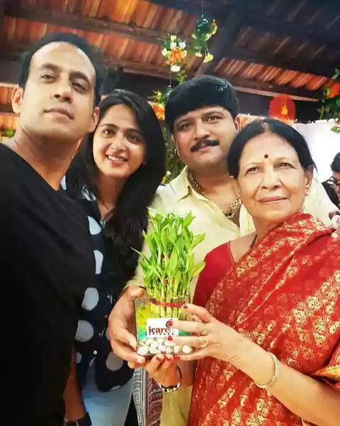 Anushka Shetty with her family