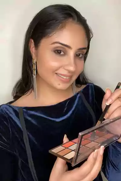 Bhanu Sri Mehra doing her makeup