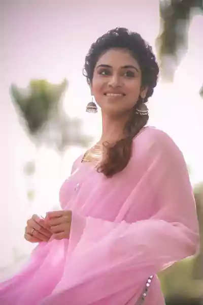 INDHUJA RAVICHANDRAN in pink saree