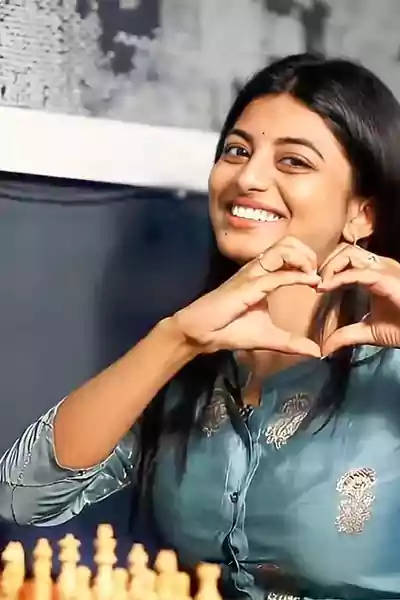 KAYAL ANANDHI playing chess