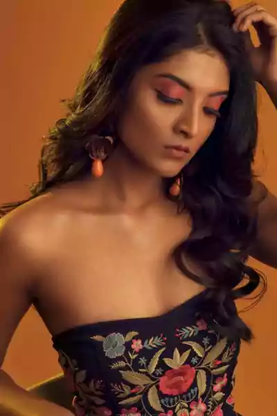 Nivedhithaa Sathish hot look