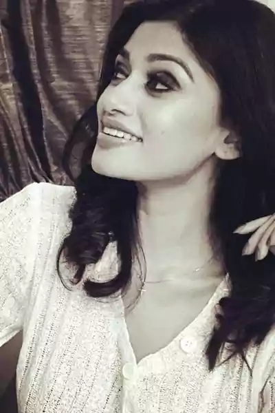 Oviya in black and white pic