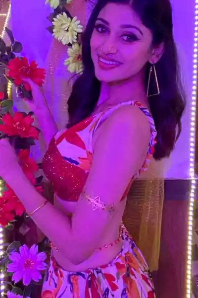 Oviya stunning looks