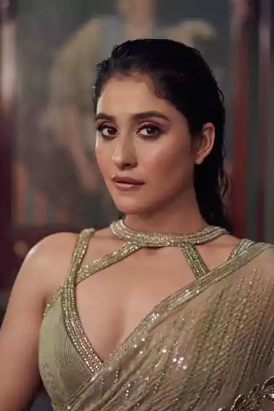 REGINA CASSANDRA stunning look