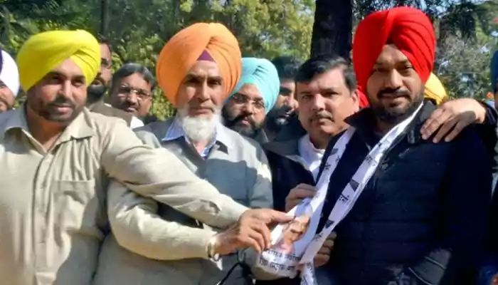 Gurpreet Ghuggi being welcomed by the members of AAP