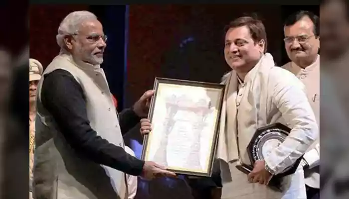 Manoj Joshi receiving award from prime minister narendra modi