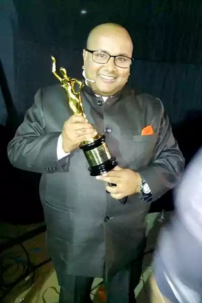 Manoj Tiger with his award