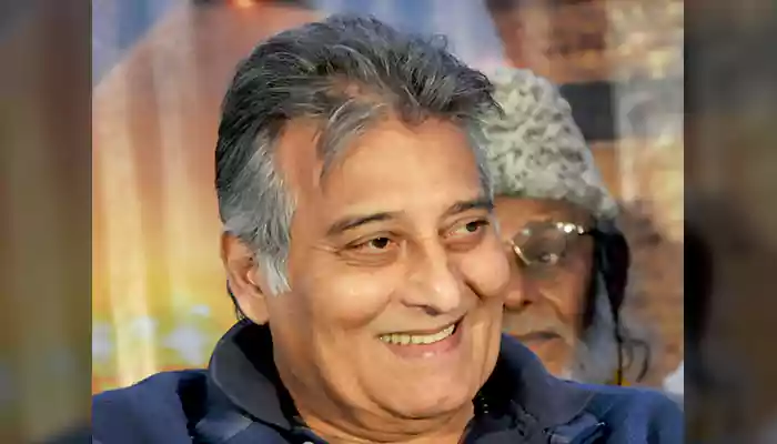 Vinod Khanna smiling