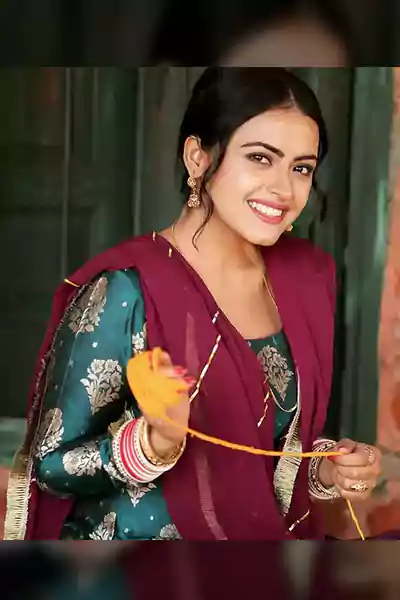 Simi Chahal stunning look