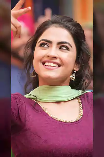 Simi Chahal stunning look