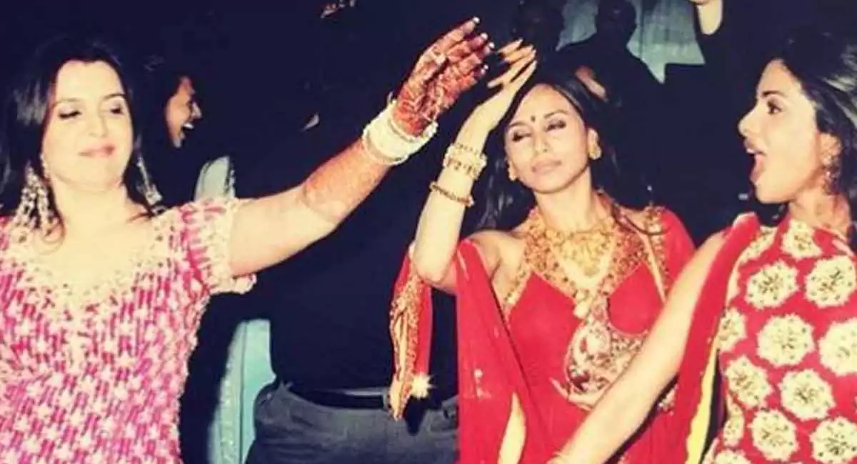 'Drunk dulhan' Farah shares throwback pic with Priyanka, Rani from Sangeet