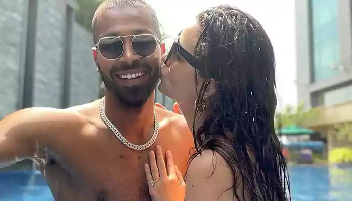 Natasa Stankovic kissing Hardik Pandya