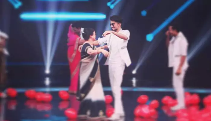 Rohit Singh dancing moves with her mother